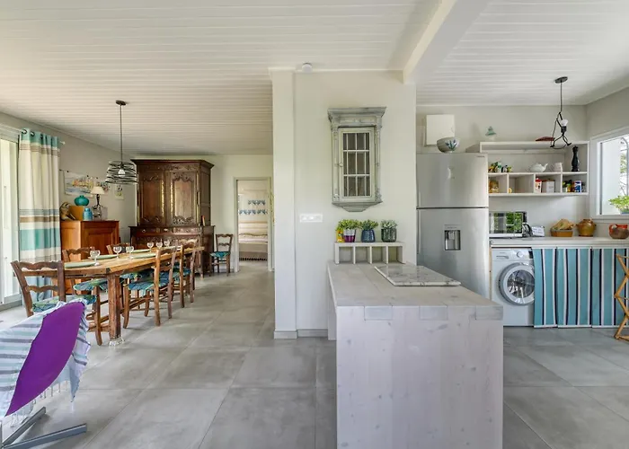 Hébergement de vacances Maison De Famille Spacieuse à 1 Min De La à Pied, 2 *